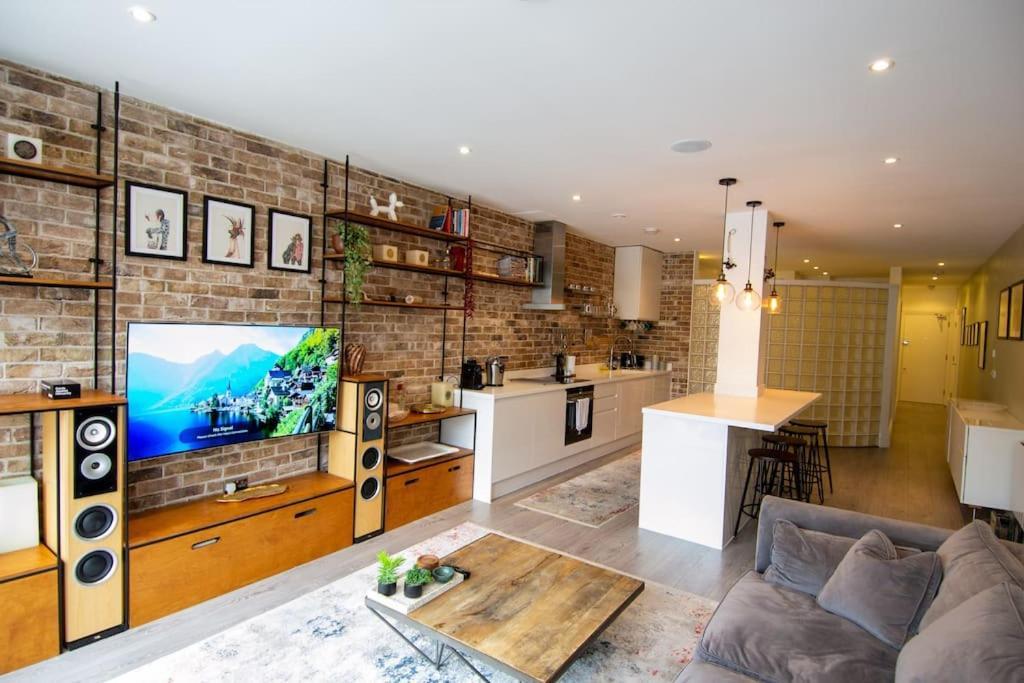 Modern In The Heart Of Londra