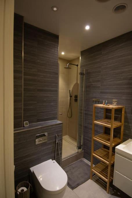 Modern In The Heart Of Londra